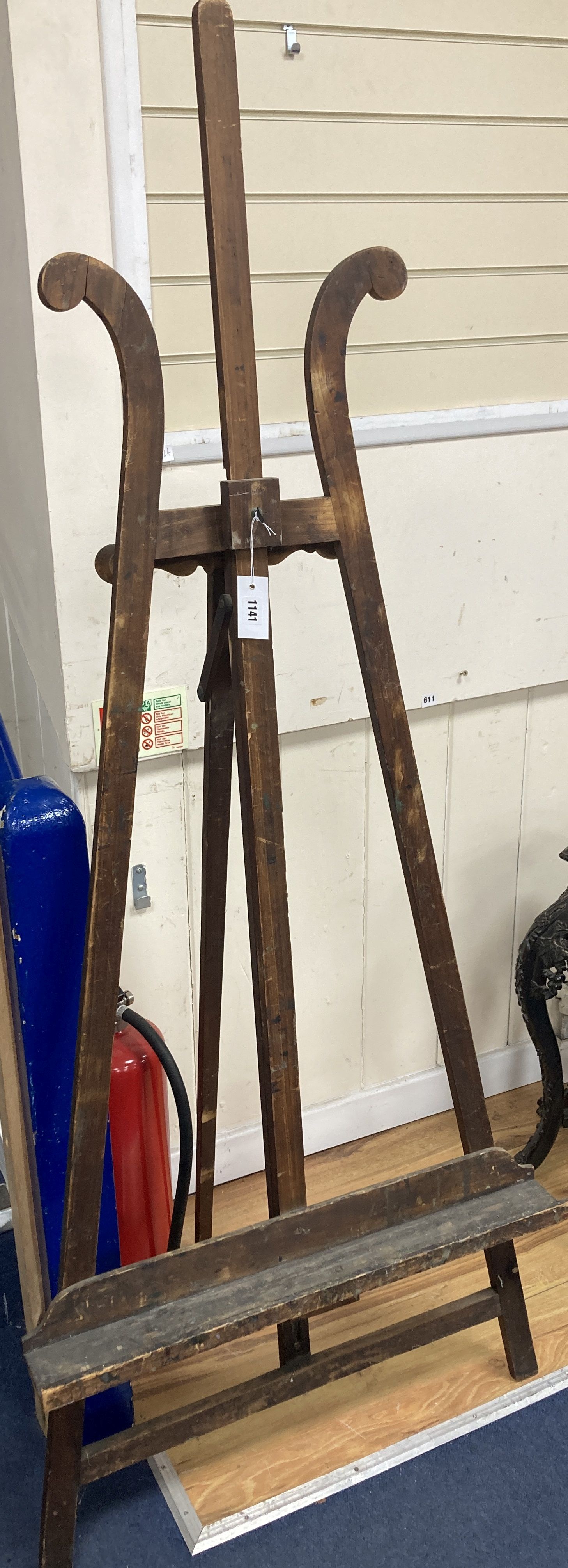 An early 20th century pine artists studio easel, height 180cm